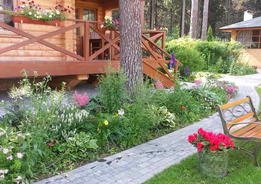 ландшафтный дизайн загородного дома: дорожки и цветы